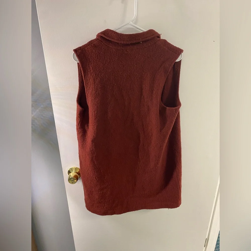 Rust colored vest - Picture 4 of 4
